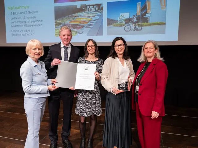 Die Freude über das BGF-Gütesiegel ist groß KommRin Ursula Krepp, ÖGK; Peter McDonald, ÖGK; Kerstin Auer und Claudia Adlaßnig, BMD und Gudrun Braunegger-Kallinger, FGÖ (v. li.). | Foto: Vitera Productions