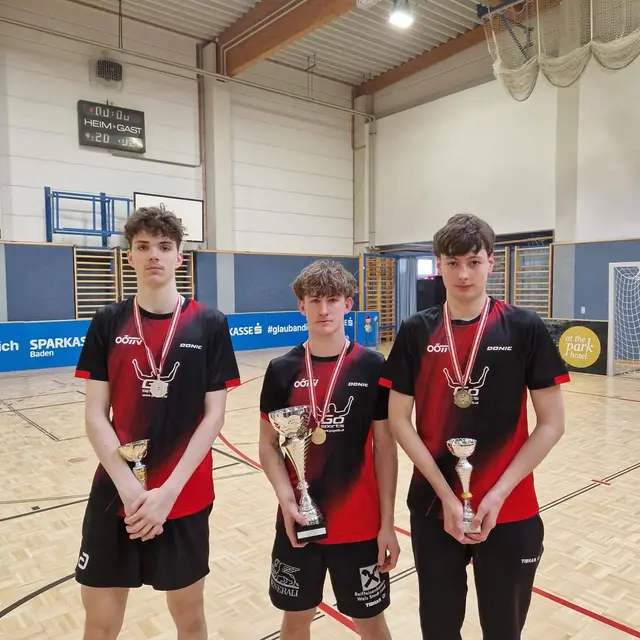 Von links: Tobias Tischberger (2.), Adrian Kastl (1.) und Elias Greifeneder (3.). | Foto: Michael Leonhartsberger/OÖTTV
