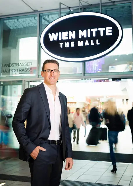 Centermanager Florian Richter freut sich über die Neuheiten im Einkaufszentrum.  | Foto: Wien Mitte The Mall