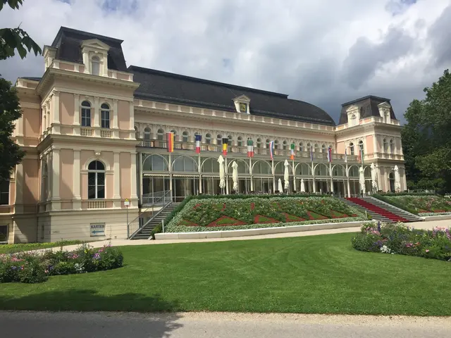 Rechtsanwalt Kurt Waldhör beschreibt das Kongress- und TheaterHaus in Bad Ischl als nicht geeignet für die knapp 7.000 stimmberechtigen Tourismusinteressenten, die ein Recht hätten, bei der Vollversammlung dabei zu sein. | Foto: MeinBezirk/Gratzer