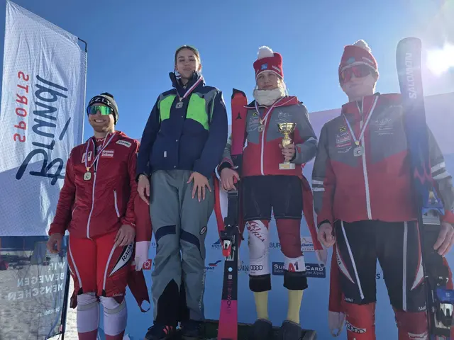 Gruppenfoto mit Landesmeistern der verschiedenen Wertungsklassen nach dem Slalom am Petersbründl in St. Michael. Links im Bild zu sehen ist Maximilian Raidl (USV Unternberg). Zweite von rechts.: Elisabeth Schlick (WA Ski Race Club Flachau) aus St. Michael im Lungau. | Foto: Schlick privat