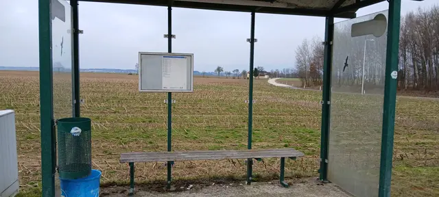 Wer hat zufällig etwas bei den Buswartehäuschen in Piberbach beobachtet? Sachdienliche Hinweise bitte an die Polizeidienststelle Neuhofen 059 1334 139100oder das Gemeindeamt Piberbach 07228 82140. | Foto: Gemeinde Piberbach