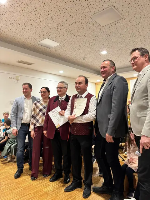 Robert Lisle erhielt beim Wunschkonzert des Musikvereins Dörfl die Verdienstmedaille in Gold des Österreichischen Blasmusikverbandes, überreicht von Bezirksobmann Richard Wolfram. | Foto: MV Dörfl