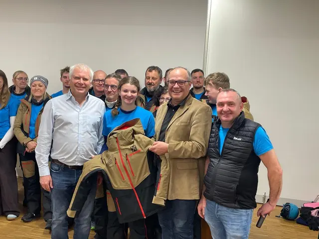 Im Rahmen der Siegerehrung wurde auch die neue Schibekleidung präsentiert. | Foto: Schiclub Andorf