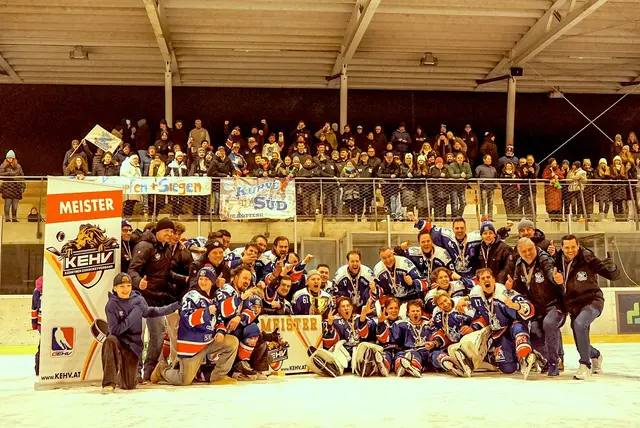 Großer Jubel bei den Cracks und dem Betreuerteam des HC Köttern nach dem Schlusspfiff und dem erneuten Erreichen des Meistertitels. | Foto: HC Köttern