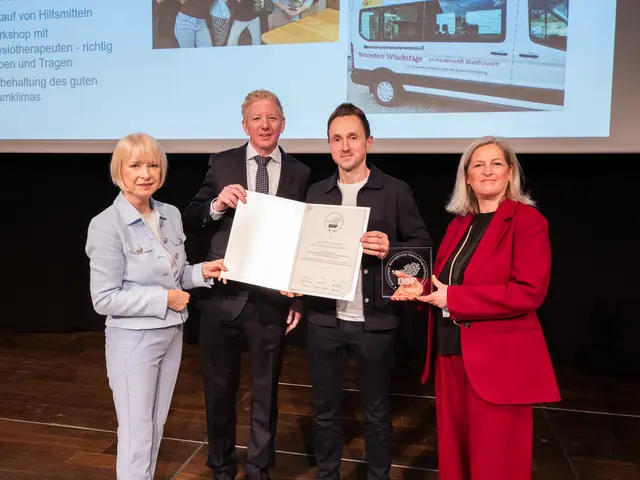 Erstmals ausgezeichnet: Der Verein Friedensstift „Individuell Betreut Urlauben“ aus Waldhausen im Strudengau. Am Bild von links Ursula Krepp und Peter McDonald (beide ÖGK), Geschäftsführer Christian Zeitlhofer von "Individuell Betreut Urlauben" und Gudrun Braunegger-Kallinger (FGÖ). | Foto: ÖGK/Mauro Vitera