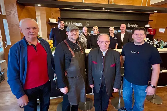 Károly "Karl" Jósvai (2. von links vorne) belebt unter dem Namen "Karl's Ofenküche" das Bildeiner Gasthaus.  | Foto: Gemeinde Bildein