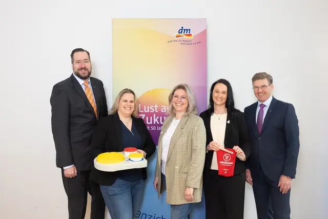 Über das ganze Jahr hinweg lädt dm Menschen ein, auf der Mitmach-Plattform www.dm-LustanZukunft.at darüber zu erzählen, wo und warum sie sich engagieren und was sie dabei erleben. (v.l.) Harald Bauer (Vorsitzender der dm Geschäftsführung) und Thomas Köck (Geschäftsführung dm Österreich) und die engagierten dm Mitarbeiterinnen Simone Keclik, Sabine Swoboda und Romy Richter. | Foto: dm/Julia Rotter