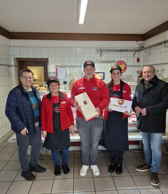 Bürgermeister Helmut Sampt (rechts) und Vizebürgermeister Ernst Halb (links) gratulierten Fleischermeister Lukas Pranger-Gartner zur Neuübernahme der Fleischerei Brunner in Minihof-Liebau.  | Foto: Elisabeth Kloiber