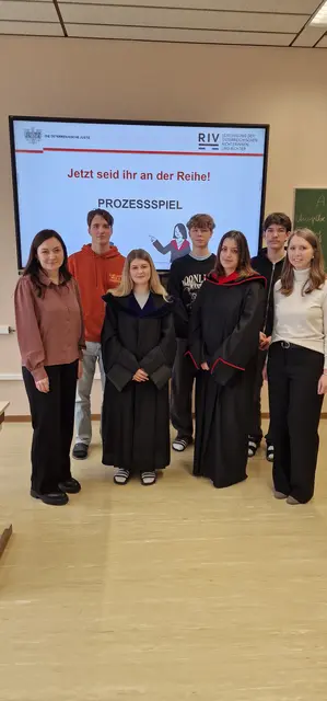 Lisa Artner, Fabio Göls, Celine Stöger als rRchterin, Stephan Böhm, Chiara Koppensteiner als Staatsanwältin, Kilian Kienmeier, Kathrin Fischer (v.l.) | Foto: HAK Zwettl