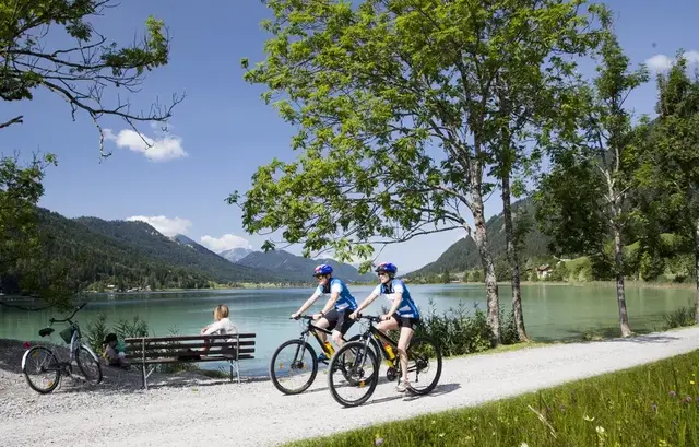 Im Winter ist der Weißensee ein Paradies für Eisläufer. Im Sommer ist die Gegend ein beliebtes Ziel für Radtouren. | Foto: Stefan Valthe