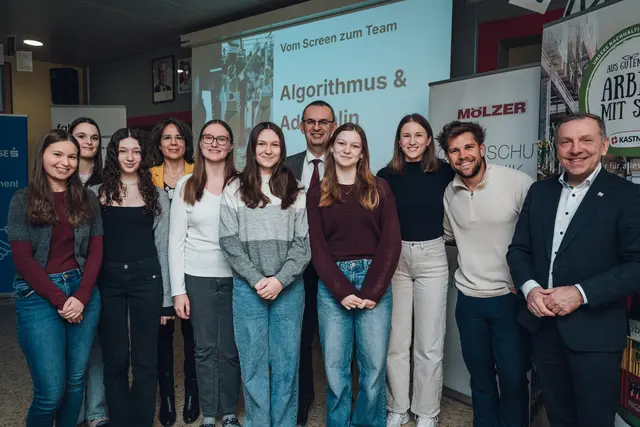 Lukas und Katharina Hetzendorfer mit Schülerinnen und Direktor Rudolf Mayer, Bürgermeister Josef Ramharter und Lehrerin Claudia Diesner-Peternell | Foto: Niklas Schnaubelt