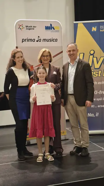 Hanna Neumann (vorne) wurde im Rahmen von "prima la musica" von Landeshauptfrau Johanna Mikl-Leitner geehrt. li:Gesangslehrerin Barbara; re: Musikschuldirektor Christian Krenn. | Foto: zVg