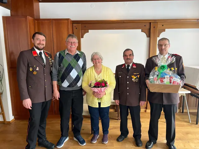 Mathias Wania, Geburtstagskind Josef Zottl, Martina Schmidt, Herbert Mistelbauer, Franz Fletzberger (v.l.).
 | Foto: Freiwillige Feuerwehr Kottes