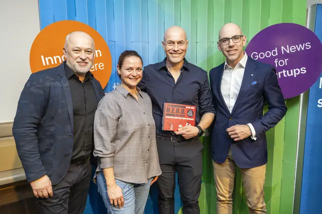 Emanuel Bröderbauer, i2b Geschäftsführer, Julia Leiter, #glaubandich CHALLENGE Organisationsteam, Key-Note-Speaker Stefan Böck, Claus Graggaber, Landesdirektor der Salzburger Sparkasse. | Foto: wildbild 