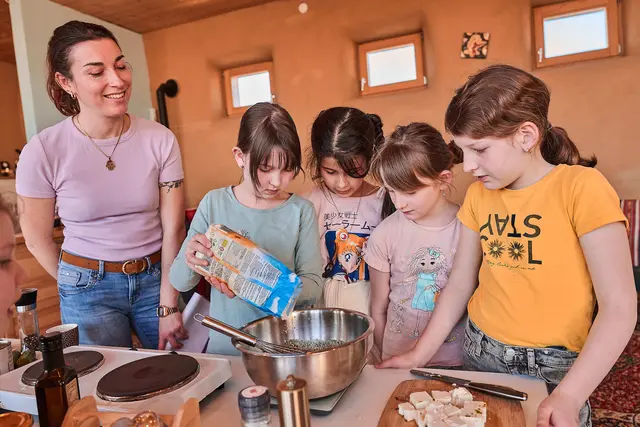 Bei Kochworkshops bringt Lena Gießwein Kindern in Herzogenburg einen gesunden Umgang mit Ernährung bei.  | Foto: Klaus Engelmayer