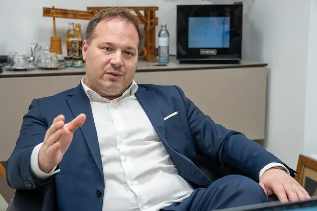 Bezirkschef Daniel Resch (ÖVP) kritisiert 200 weggefallene Parkplätze.  | Foto: Valentina Marinelic/MeinBezirk