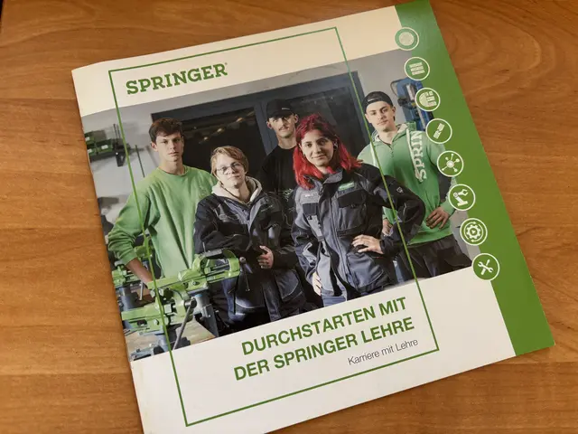 Elmina Nebic wollte immer mehr als einfach nur arbeiten, das hat sie auch auf den Titel eines Firmenprospektes gebracht.  | Foto: MeinBezirk.at/Astrid Siebert