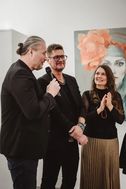 Bürgermeister Peter Molnar, Hausherr Dominic Heinz, Künstlerin Doris Breuer | Foto: Chris Gross