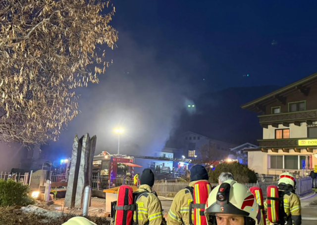 Da sich das Stallgebäude im Ortszentrum befand und direkt neben einer Bäckerei, bestand große Gefahr für die Menschen in Uttendorf.  | Foto: FF Zell am See