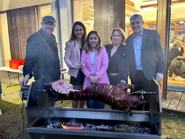 Bei der Eröffnung wurde Spannferkel gegrillt. Altbürgermeister Walter Temmel (rechts) schaute auch vorbei.  | Foto: Gemeinde Bildein