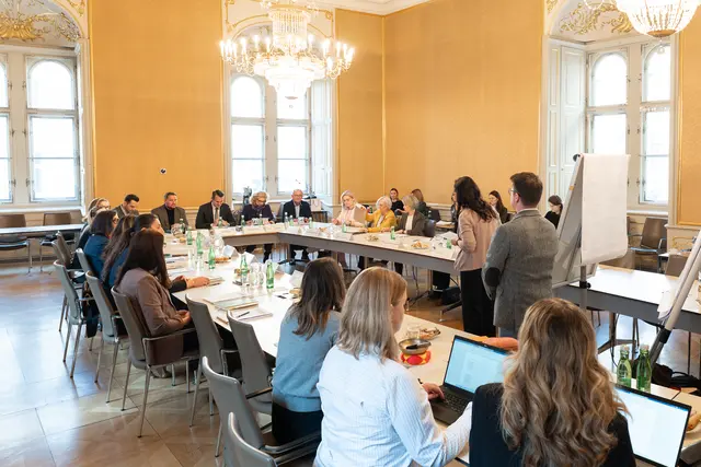 Rund 30 Expertinnen und Experten tauschten sich am Dienstag im Landhaus in Graz zum Thema Bildung und Betreuung aus.  | Foto: Land Steiermark/Melanie Laimer