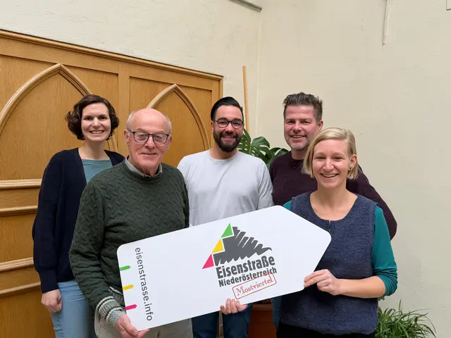 Vernetzungstreffen in Scheibbs: Projektleiterin Anna Janz (Eisenstraße Niederösterreich) und die vier Ortskernentwickler:innen Johann Stixenberger (Waidhofen/Ybbs), Philipp Pflügl (Scheibbs), Dietmar Gindl (Purgstall) und Margit Fuchsluger (Ybbsitz) | Foto: eisenstrasse.info