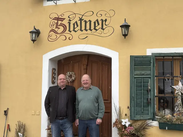 Markus und Raimund Meierhofer fanden bei ihren Recherchen zur Familien- und Ortsgeschichte äußerst interessante Fakten.  | Foto: MeinBezirk.at/Astrid Siebert