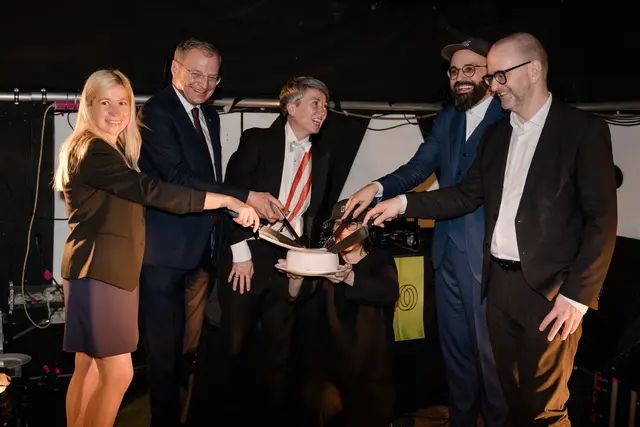 Gemeinsam wurde die Geburtstagstorte angeschnitten. | Foto: Moritz Reisinger