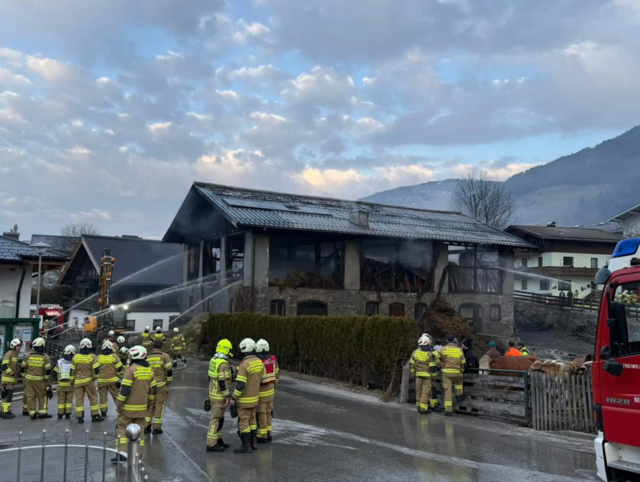 Bis Mittag waren die Einsatzkräfte mit dem Feuer beschäftigt.  | Foto: FF Zell am See