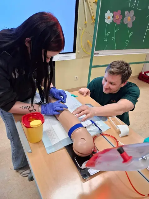 Kelly Herzog nimmt unter Anleitung von Georg Deix Blut beim Übungsarm ab.. | Foto: PTS Horn