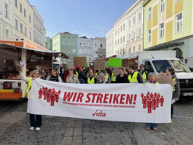 Dutzende Mitarbeiter nahmen am Marsch durch die Stadt teil.