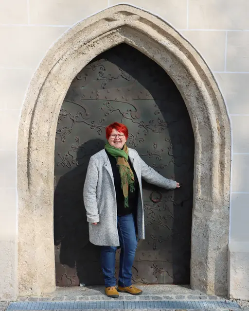 Ernestine Lehrer vor der Pfarrkirche „Mariä Namen“ in Wippenham. | Foto: Anton Planitzer