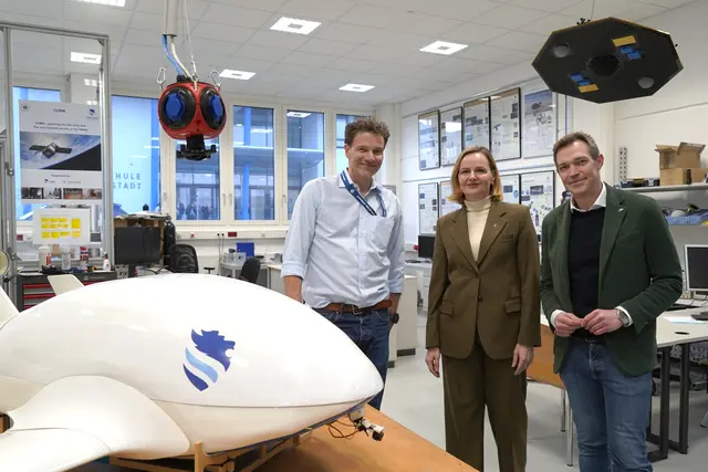 FHWN-Wissenschaftler Markus Trenker gemeinsam mit FHWN-Geschäftsführerin Violeta Kaličanin und Wiener Neustädter Stadtrat Philipp Gruber. | Foto: FHWN