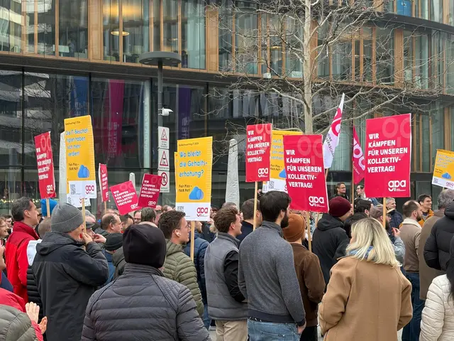 Stockende KV-Verhandlungen: Vor der Zentrale der Erste Bank Group am Erste-Campus in Wien versammelten sich am Mittwoch, 4. März, IT-Beschäftigte zu einem Warnstreik. | Foto: Maximilian Sumereder/MeinBezirk