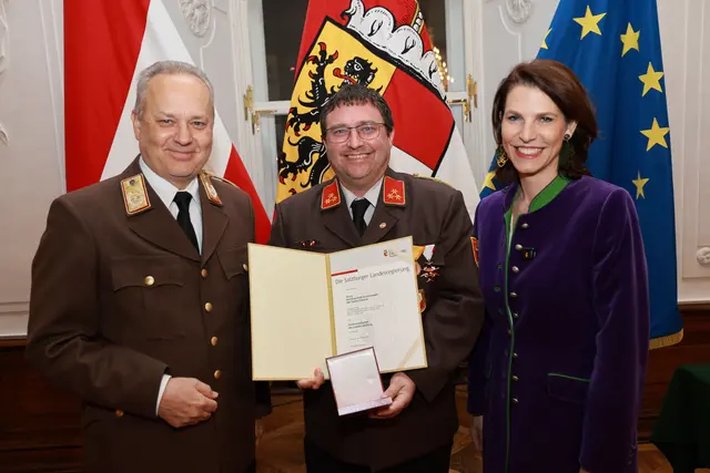 Im Bild: Landeshauptfrau Karoline Edtstadler und Landesfeuerwehrkommandant Günter Trinker bei der Übergabe des Verdienstzeichens des Landes Salzburg an Ortsfeuerwehrkommandant und Hauptbrandinspektor Stefan Plattner aus Bürmoos. | Foto: Land Salzburg/Neumayr