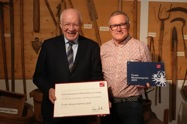 Landtagspräsident a. D. Herwig van Staa überreichte dem Obmann des Heimatmuseums Oberhofen, Jörg Eder, den Museumspreis 2025. | Foto: Land Tirol/Sidon