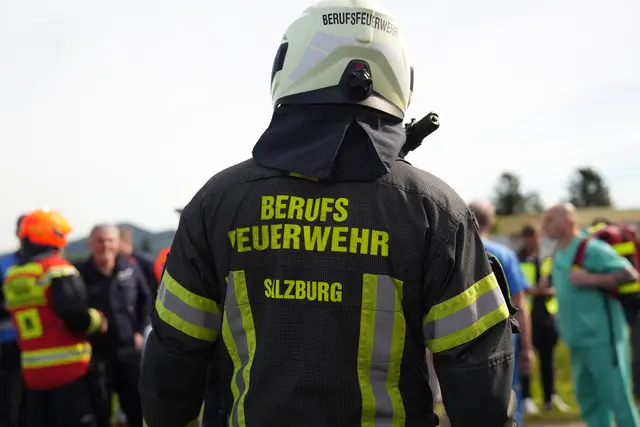 Zwei Verletzte Personen werden bei einem Wohnungsbrand in Liefering geborgen. (Symbolbild) | Foto: Stefan Schubert
