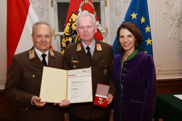 Im Bild: Landeshauptfrau Karoline Edtstadler und Landesfeuerwehrkommandant Günter Trinker bei der Übergabe des Verdienstzeichens des Landes Salzburg an Ausbildungsleiter der Landesfeuerwehrschule und Oberbrandrat Harald Kreuzer aus Mattsee. | Foto: Land Salzburg/Neumayr