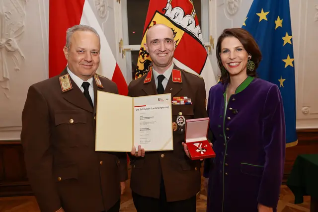 Im Bild: Landeshauptfrau Karoline Edtstadler und Landesfeuerwehrkommandant Günter Trinker bei der Übergabe des Verdienstzeichens des Landes Salzburg an Ortsfeuerwehrkommandant und Oberbrandinspektor Marco Vazzana aus Mauterndorf. | Foto: Land Salzburg/Neumayr