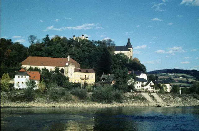 Anstelle des in den 80er-Jahren abgerissenen Meierhofs, der auf diesem alten Foto noch zu sehen ist, könnte bald ein Hotel stehen. | Foto: Rudolf Hagenauer