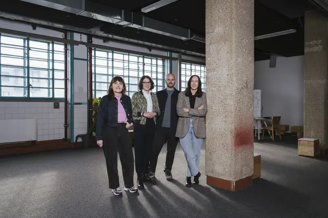 Kathrin Pfleger-Weiß, Geschäftsführerin der Tabakfabrik Denise Halak, Georg Tremetzberger und Michaela Scharrer (Creative Region) in ihrem neuen Office. | Foto: Tabakfabrik/Sabine Kneidinger