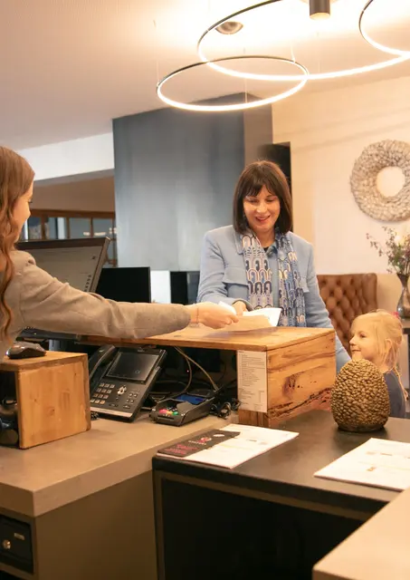 Die Gäste mit dem Guest Mobility Ticket beim Check-In. | Foto: Salzburg Verkehr