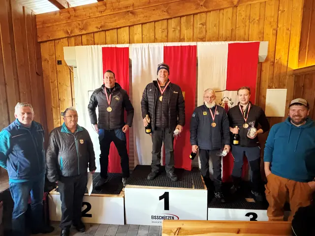 Die Preisträger mit den Offiziellen; vl. Rupert Straßer, Andi Aberger, 2. Markus Kogler, 1. Martin Luxner, 3. Wolfgang Baumann, 3. Christian Ortner und der Gemeinderat Martin Beihammer.