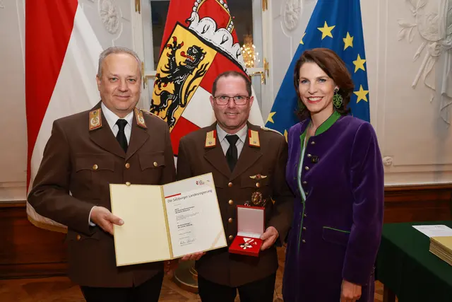 Im Bild: Landeshauptfrau Karoline Edtstadler und Landesfeuerwehrkommandant Günter Trinker bei der Übergabe des Verdienstzeichens des Landes Salzburg an Ortsfeuerwehrkommandant und Abteilungsbrandinspektor Martin Beitschek aus Straßwalchen. | Foto: Land Salzburg/Neumayr