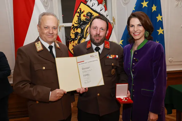 Im Bild: Landeshauptfrau Karoline Edtstadler und Landesfeuerwehrkommandant Günter Trinker bei der Übergabe des Verdienstzeichens des Landes Salzburg an Ortsfeuerwehrkommandant und Hauptbrandinspektor Bernhard Stöllinger aus Hallein. | Foto: Land Salzburg/Neumayr