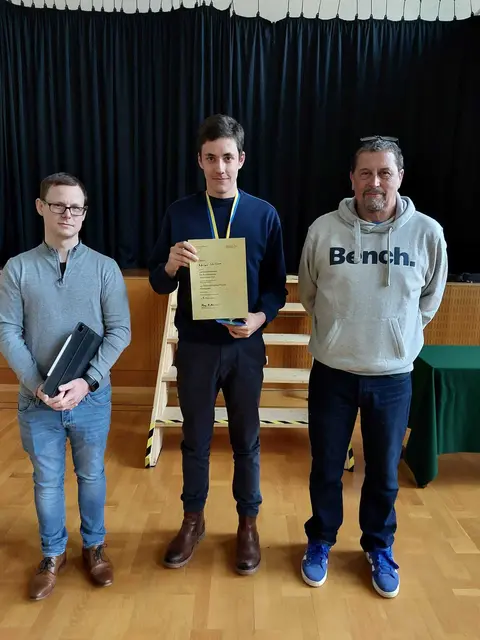 Adrian Skiljan (Mitte) aus der 7A des BG Babenbergerring ist Landessieger in Physik.  | Foto: BG Babengergerring