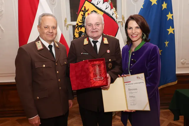 Im Bild: Landeshauptfrau Karoline Edtstadler und Landesfeuerwehrkommandant Günter Trinker bei der Übergabe des Ehrenbechers des Landes Salzburg an Bezirksfeuerwehrkommandant und Oberbrandrat Klaus Portenkirchner aus Dienten.  | Foto: Land Salzburg/Neumayr