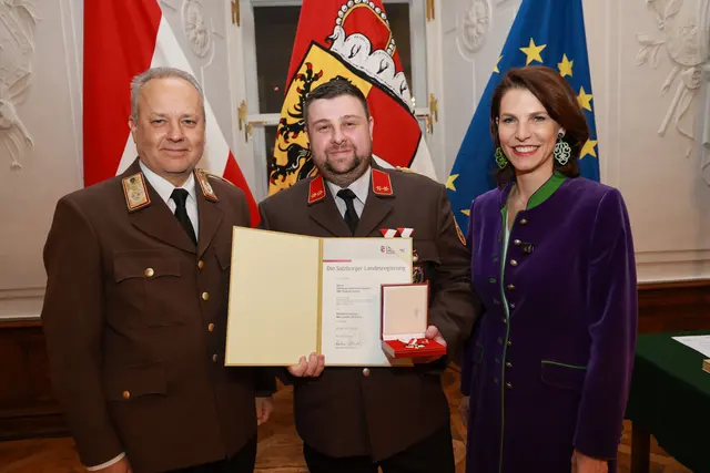 Im Bild: Landeshauptfrau Karoline Edtstadler und Landesfeuerwehrkommandant Günter Trinker bei der Übergabe des Verdienstzeichens des Landes Salzburg an Ortsfeuerwehrkommandant und Oberbrandinspektor Thomas Sattler aus Plainfeld. | Foto: Land Salzburg/Neumayr