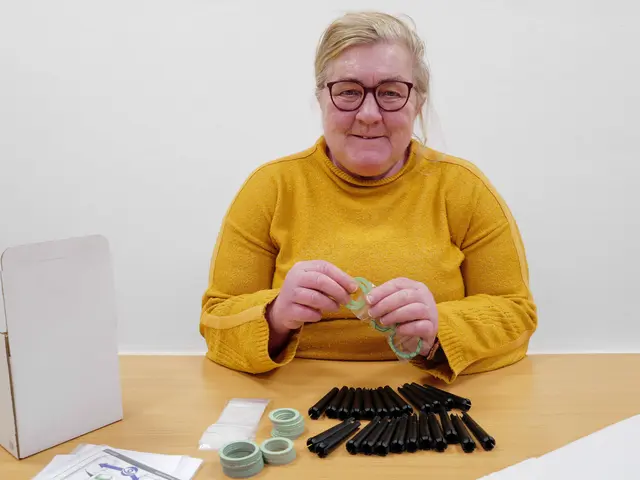 Anita Gasselsberger verpackt Montagematerial für den Heizungsbau. | Foto: Caritas